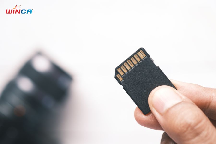 Sử dụng thẻ nhớ chất lượng cao giúp camera hành trình ghi hình ổn định, không bị giật lag
